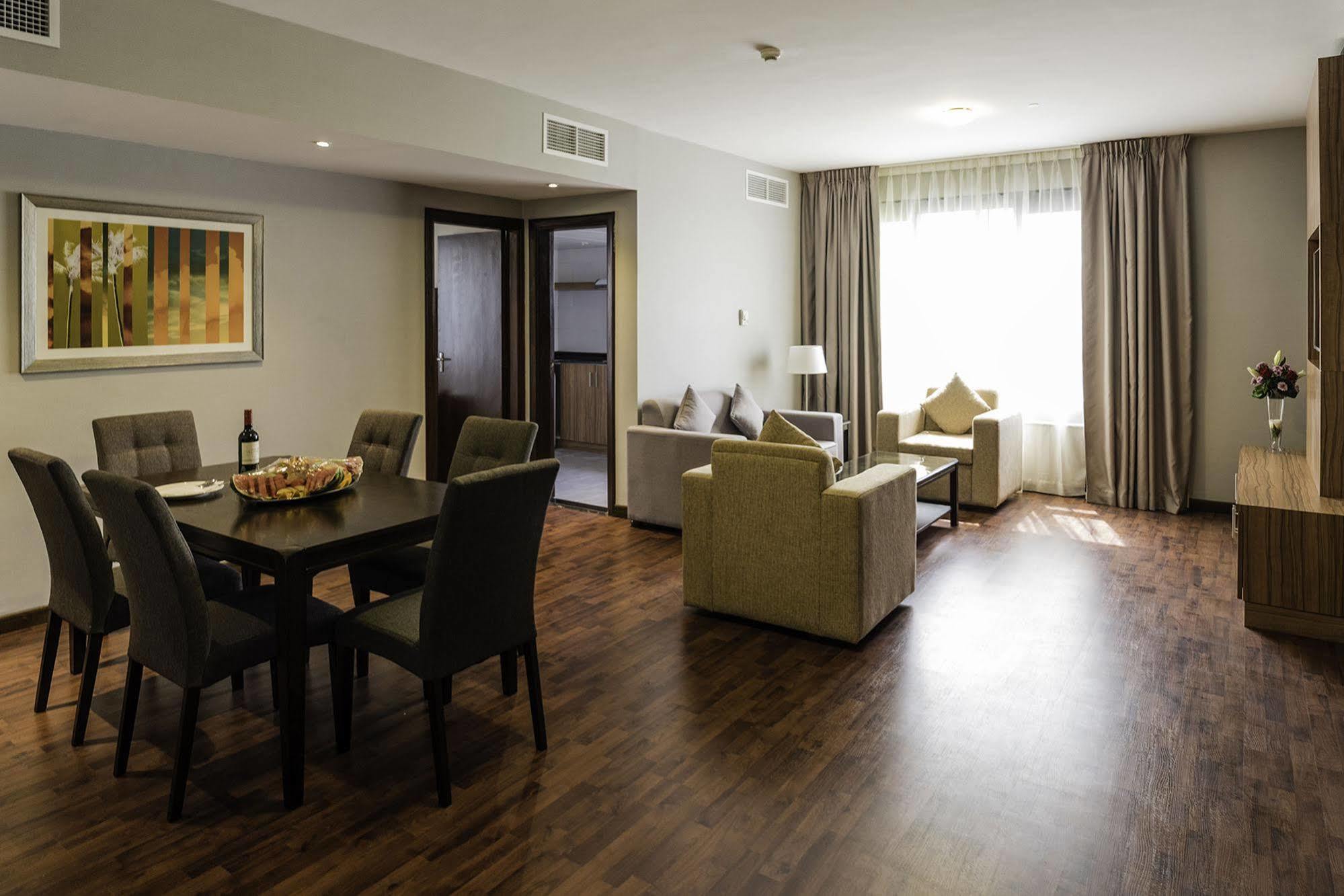 Emirates Plaza Hotel Abu Dhabi Bagian luar foto