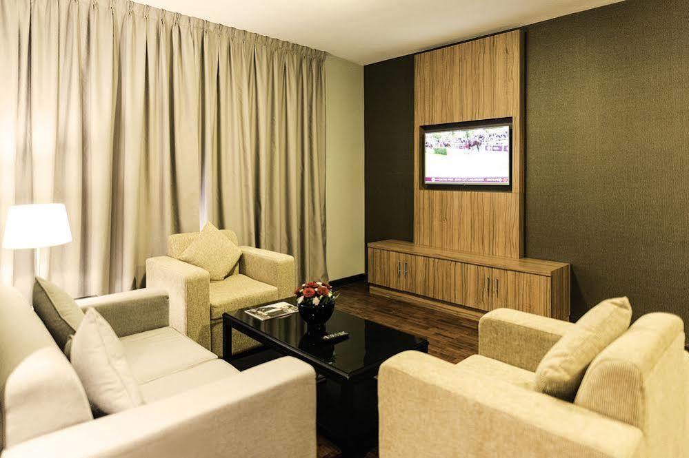Emirates Plaza Hotel Abu Dhabi Bagian luar foto