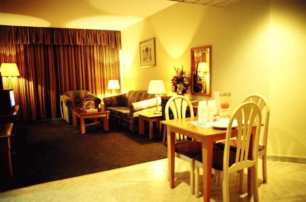 Emirates Plaza Hotel Abu Dhabi Bagian luar foto