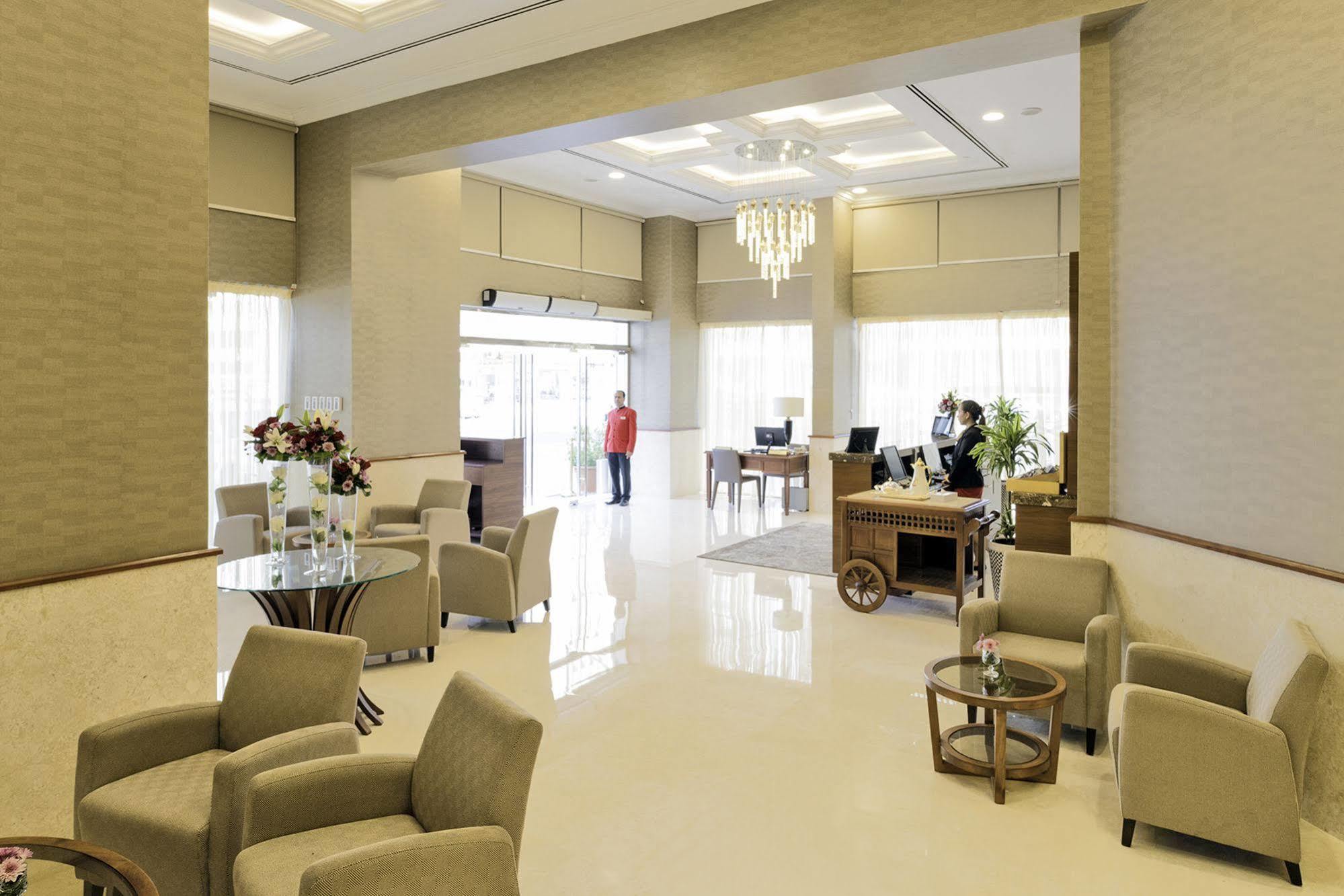 Emirates Plaza Hotel Abu Dhabi Bagian luar foto